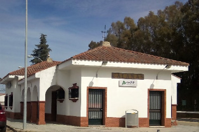 Estación de Calañas. Vista fachada principal desde exterior.