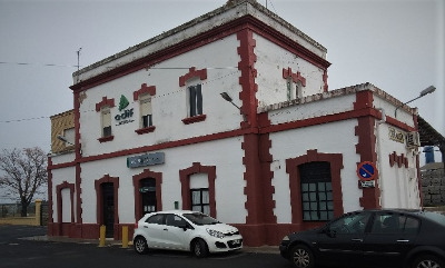 Estación de Gibraleón. Vista fachada principal desde exterior.