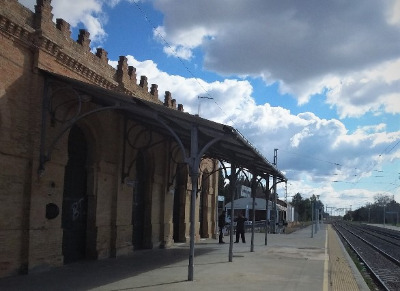 Estación de Carrión De Los Céspedes. Vista fachada principal desde andenes.