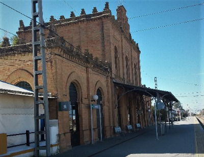 Estación de La Palma Del Condado. Vista fachada lateral desde andenes.