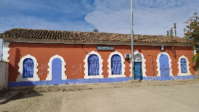 Estación de Cinco Casas. Vista fachada principal desde exterior.