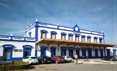 Estación de Valdepeñas. Vista fachada principal desde exterior.