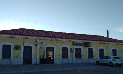 Estación de Santa Cruz De Mudela. Vista fachada principal desde exterior.