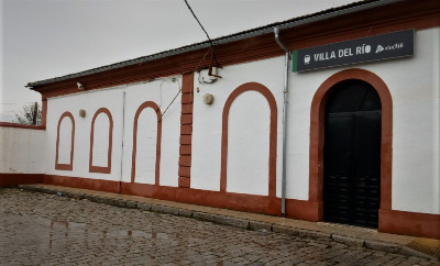 Estación de Villa Del Río. Vista fachada principal desde exterior.