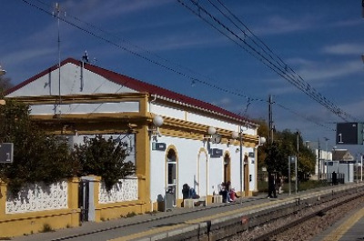Estación de Peñaflor. Vista fachada lateral desde andenes.