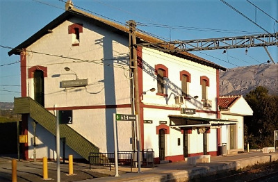 Estación de Las Mellizas. Vista fachada lateral desde andenes.