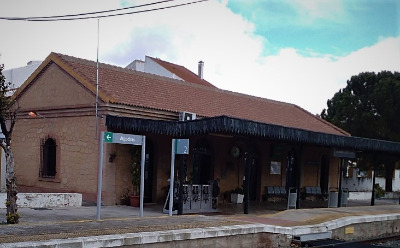 Estación de Almargen-Cañete La Real . Vista fachada principal desde andenes.