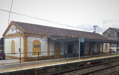 Estación de Setenil. Vista fachada principal desde andenes.