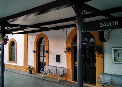 Estación de Gaucín. Vista fachada principal desde andenes.