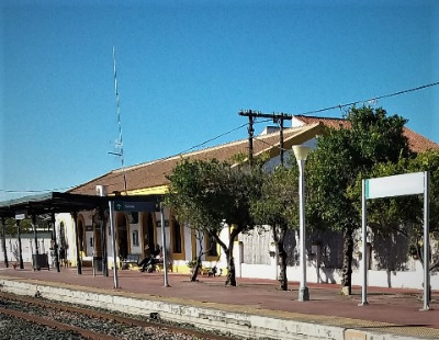 Estación de Jimena De La Frontera. Vista fachada lateral desde andenes.