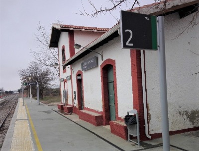 Estación de Cabra Del Santo Cristo Y Alicún. Vista fachada lateral desde andenes.