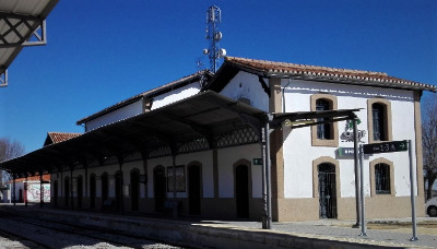 Estación de Moreda. Vista marquesina y fachada principal desde andenes .