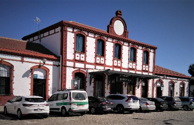 Estación de Guadix. Vista fachada principal desde exterior.