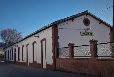 Estación de Iznalloz. Vista fachada lateral desde exterior.