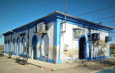 Estación de Villasequilla. Vista fachada lateral desde exterior.