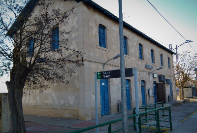 Estación de Quero. Vista fachada lateral desde exterior.