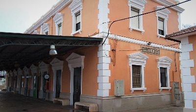 Estación de Villarrobledo. Vista fachada lateral desde andenes.