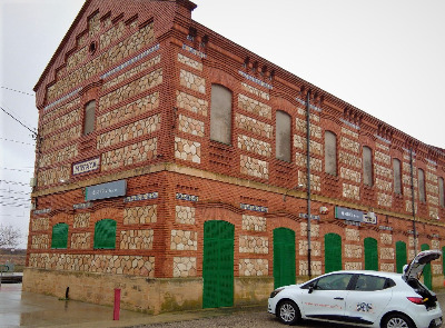 Estación de Minaya. Vista fachada lateral desde exterior.