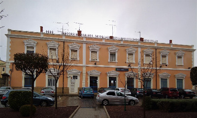 Estación de La Roda De Albacete. Vista fachada principal desde exterior.