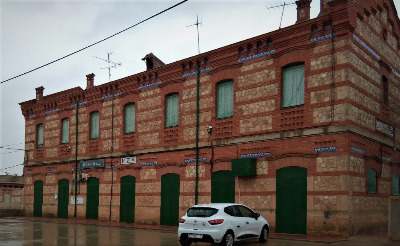 Estación de La Gineta. Vista fachada lateral desde exterior.