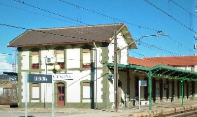 Estación de La Encina. Vista fachada lateral y marquesina desde andenes.