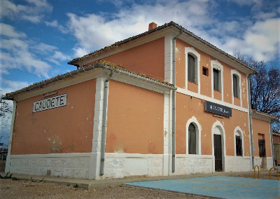 Estación de Caudete. Vista fachada lateral desde exterior.
