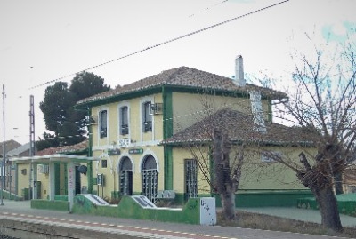 Estación de Sax. Vista fachada lateral desde andenes.