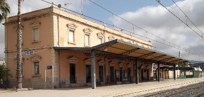 Estación de Elda-Petrer. Vista fachada principal desde andenes.