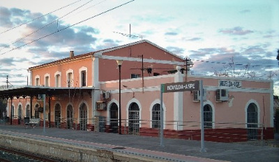 Estación de Novelda-Aspe. Vista fachada lateral desde andenes.