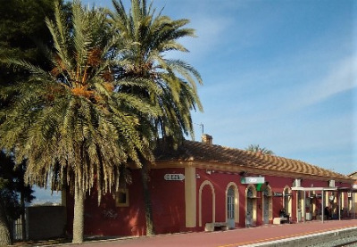 Estación de Cieza. Vista fachada lateral desde andenes.