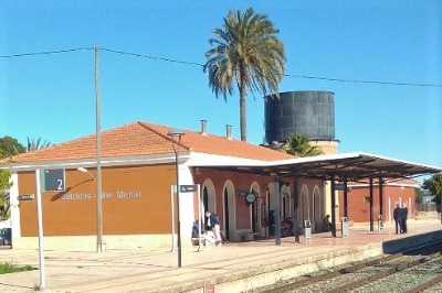 Estación de Balsicas-Mar Menor . Vista fachada lateral desde andenes.