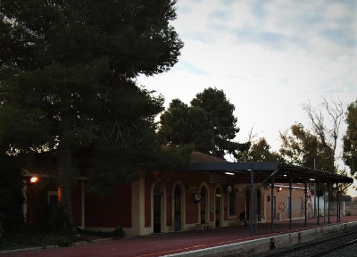 Estación de Torre-Pacheco . Vista fachada lateral desde andenes.