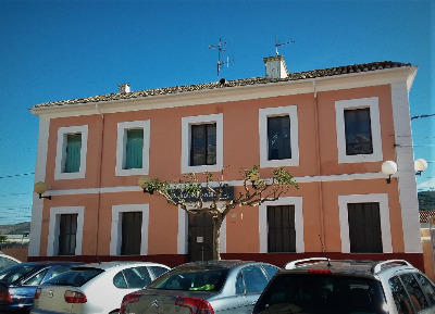 Estación de Alcalá De Chivert. Vista fachada principal desde exterior.