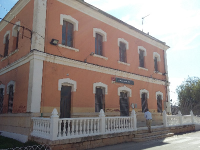 Estación de Ulldecona-Alcanar-La Sénia . Vista fachada principal desde exterior.