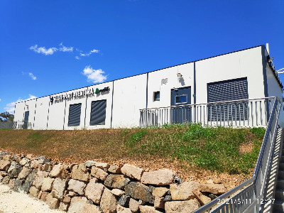 Estación de Port Aventura. Vista marquesina y acceso andenes desde exterior.