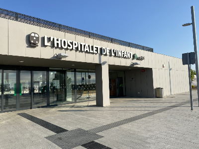 Estación de Hospitalet L' Infant. Vista fachada principal desde exterior.