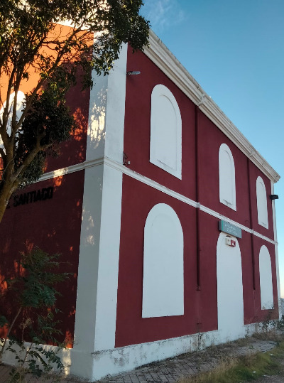 Estación de Villarrubia De Santiago. Vista fachada principal desde exterior.