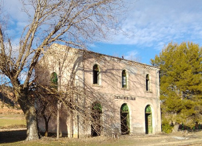 Estación de Cuevas De Velasco. Vista fachada principal desde exterior.