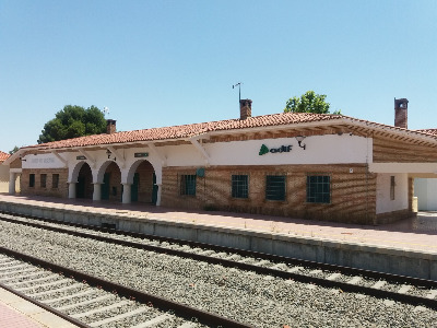 Estación de María De Huerva. Vista fachada principal desde andenes.