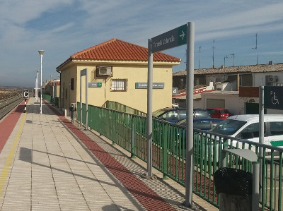 Estación de Arañales De Muel. Vista fachada lateral desde andenes.