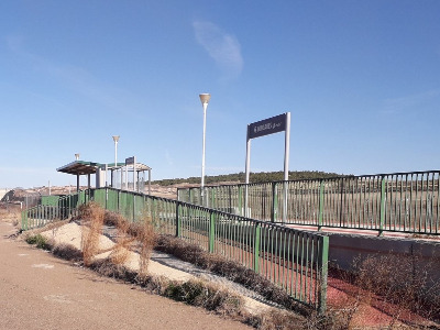 Estación de Longares. Vista marquesina y acceso andenes desde exterior.