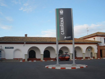 Estación de Cariñena. Vista fachada principal desde exterior.