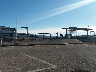 Estación de Villadoz. Vista marquesina y acceso andenes desde exterior.