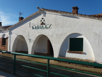 Estación de Badules. Vista fachada principal desde andenes.