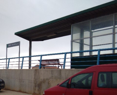 Estación de Torrijo Del Campo. Vista marquesina y acceso andenes desde exterior.