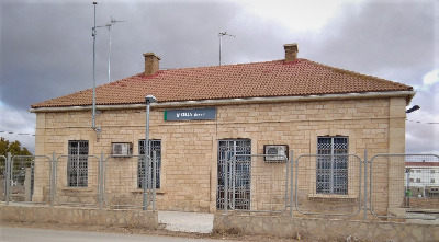 Estación de Cella. Vista fachada principal desde exterior.