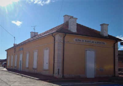 Estación de Mora De Rubielos. Vista fachada lateral desde exterior.