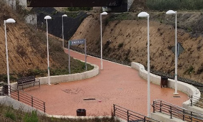 Estación de Albaida. Vista acceso andenes desde exterior.