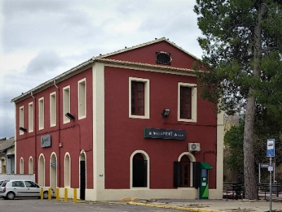 Estación de Ontinyent. Vista fachada lateral desde exterior.