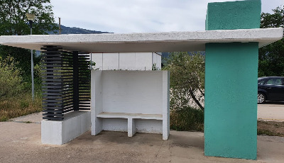 Estación de Agres. Vista fachada principal desde andenes.